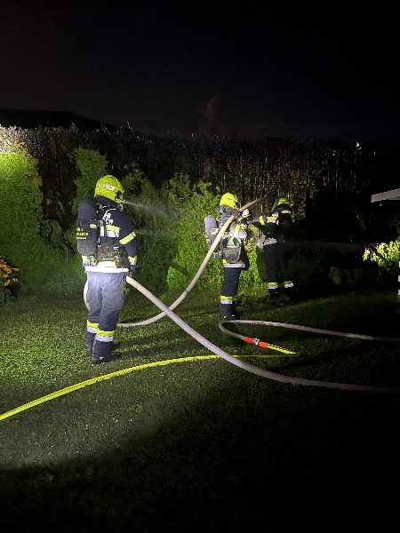 Ausgedehnter Heckenbrand, Übergreifen der Flammen auf einen Bungalow verhindert! (Bild 3)
